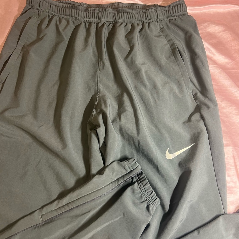 Nike Joggers - Picture 1 of 3